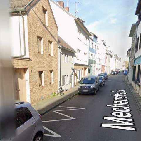 Hinter oder vor dieser Einfahrt (Mechenstraße 7) wäre u.U. ein guter Ort.